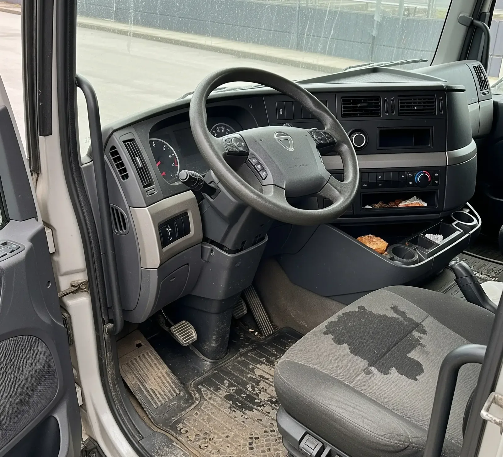 Deutlich verschmutzte LKW-Kabine vor der Tiefenreinigung